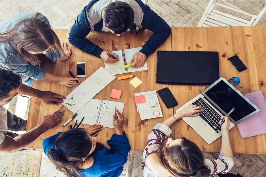 What percent of college students graduate with honors - Graduating college with honors benefits