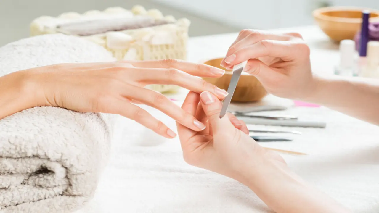 15 Best Schools for Nail Technicians & Manicurists | How Do I Become A Nail Technician